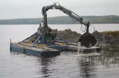 Дноуглубление водоема с помощью специализированной техники