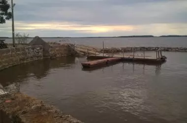 Строительство каменной защитной дамбы в Выборгском заливе